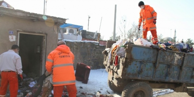 2 Odalı Evden 10 Traktör Çöp Çikarildi