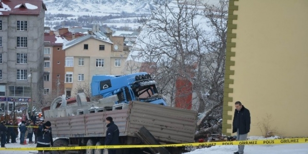 Sivas’ta Tır Ağaca Çarpti: 1 Ölü