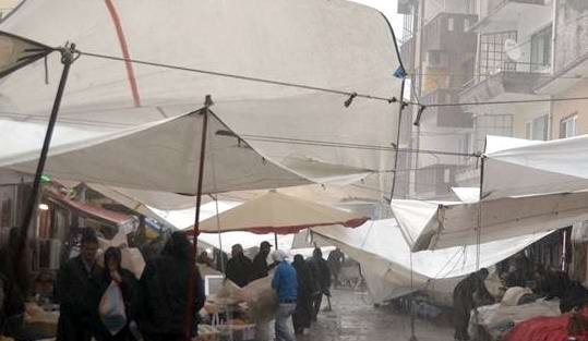 Burhaniye’de Ani Bastıran Yağmur Pazarcıları Vurdu