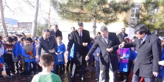 Akşehir’de Öğrencilerden Aç Kuşlara Yem