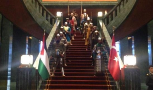 Tören muhafızları sosyal medyayı salladı