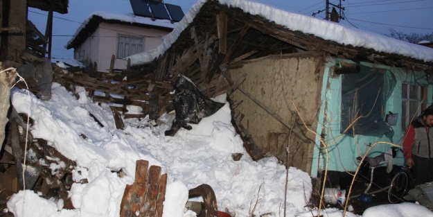 Odunluk çatısı çöktü, 1ölü