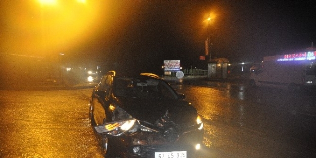 Kar Yolu Kapattı, Kayalar Otomobilin Üzerine Düştü