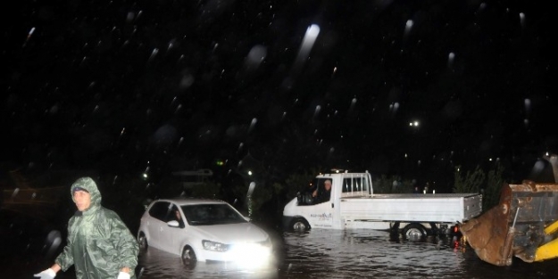 Antalya Sağanak Ve Fırtınaya Teslim