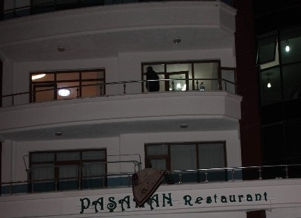 Evi Terk Eden Karısına Kızıp Eşyaları Balkondan Attı