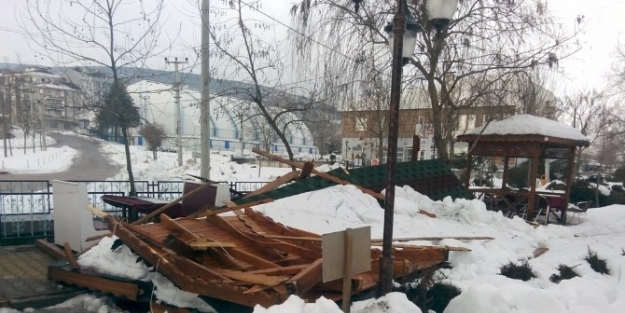 Dursunbey’de Restoranın Kamelyası Çöktü