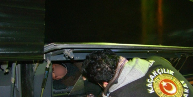 Otobüsün Bagajındaki Gizli Bölmeden 4 Kaçak Göçmen Çikti