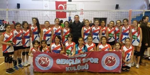 Ödemiş Gençlik’in Voleybolcuları Aydın’dan Birincilikle Döndü