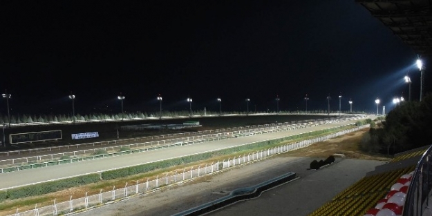 Hipodromda Gece Koşuları Bakan Eker’in Katılımıyla Başladı