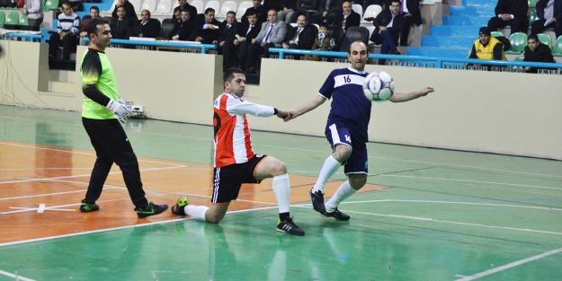 Kurumlar arası salon futbolu turnuvası başladı