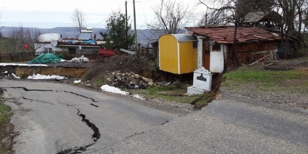 Akçakoca’da 7 Köye Ulaşım Sağlayan Yol Çöktü