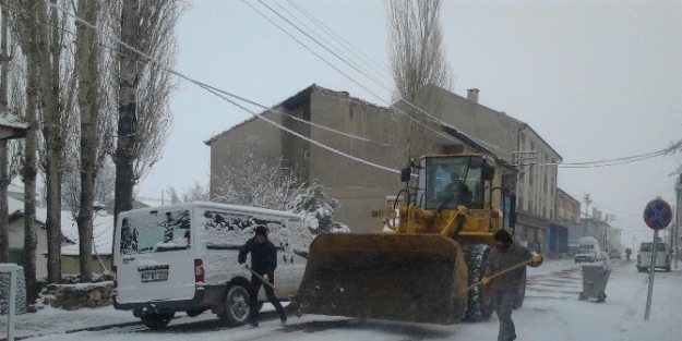 Gemerek’te Yollarda Tuzlama Çalişmasi Yapıldı