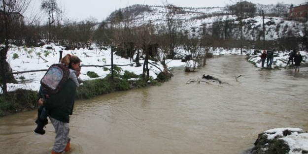 Suların Yükseldiği Köyde Vatandaşlar Evlerine Ulaşamıyor