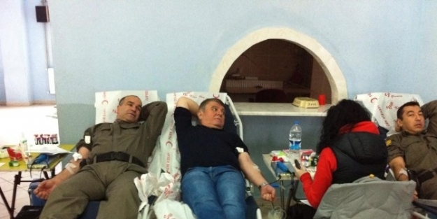 Belediye Başkanı Ve Karakol Komutanından Anlamlı Bağış