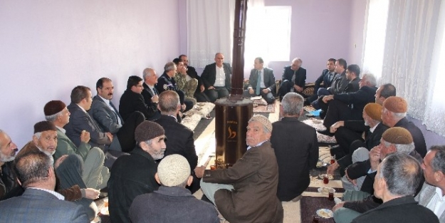 Samsat Kaymakamı Atak, Köy Halkı İle Görüşüyor