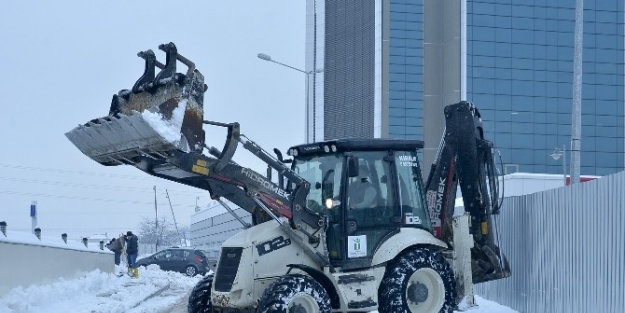 Tepebaşı Belediyesi’nin Kar Temizleme Çalişmalari Sürüyor