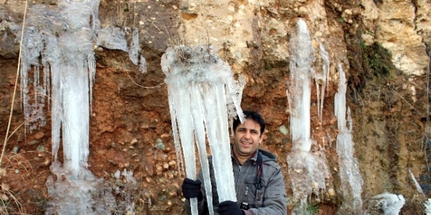 Dondurucu Soğuklar Buz Saçakları Oluşturdu
