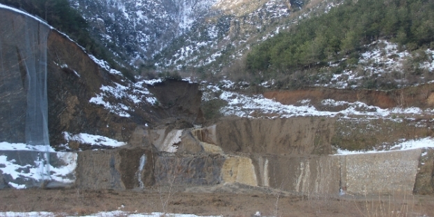 Heyelan yol kapattı