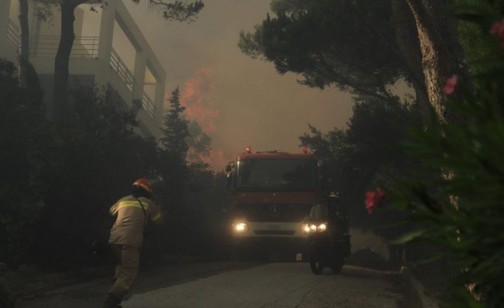 Atina'da orman yangın! Bölge sakinleri tahliye edildi