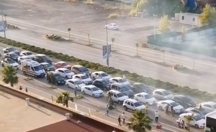 Bursa'da meşalelerle yol kesen asker konvoyu ambulansın geçişine izin vermedi!