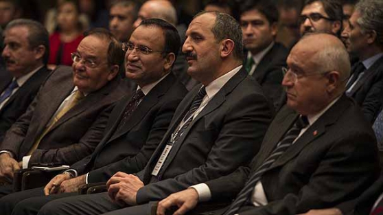 Bekir Bozdağ salonu terk etti