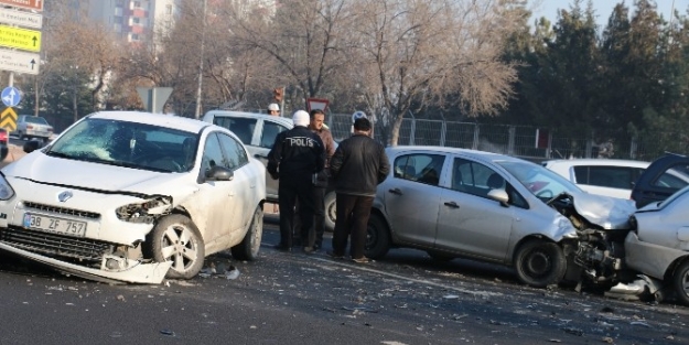 4 Araç Zincirleme Trafik Kazasına Karıştı