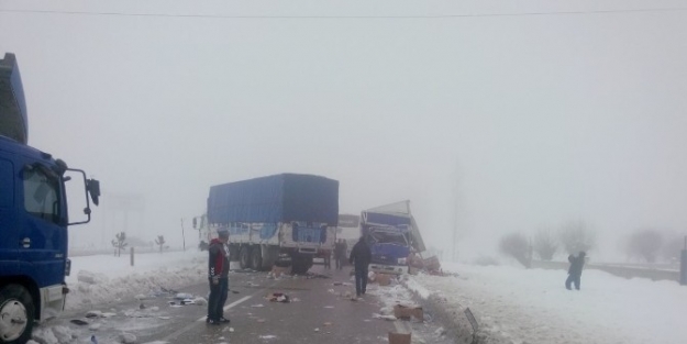 Afyonkarahisar-antalya Karayolu Zincirleme Trafik Kazası Nedeniyle Trafiğe Kapandı