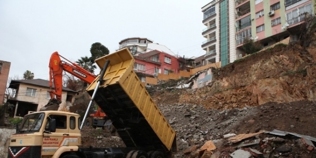 İstinat Duvarı Yıkılan Binaya 150 Kamyon Hafriyat