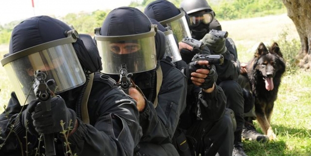 Polis radikal dinci Türk kadının peşinde