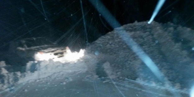 Elektrik Arıza Ekipleri Köy Yolunda Mahsur Kaldı