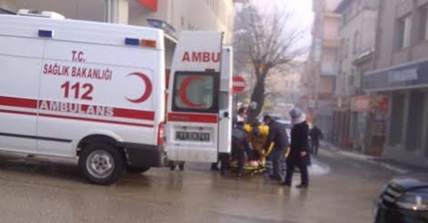 Buzda Ayağı Kayıp Düşen Kadın Ambulansla Hastaneye Kaldırıldı