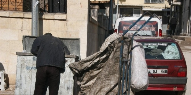 Ekmek Paralarını Çöpten Çikariyorlar