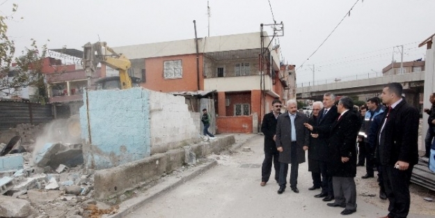 Başkan Karalar Ve Bekaroğlu Yol Ve Yıkım Çalişmalarini İnceledi