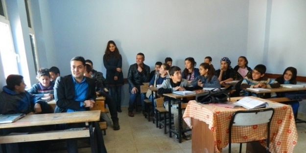 Kaymakam Aktürk, Köy Okullarının Onarımını İnceledi