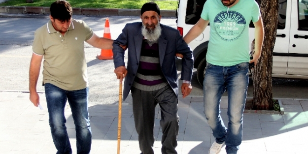 50 yıllık eşini öldürdü!