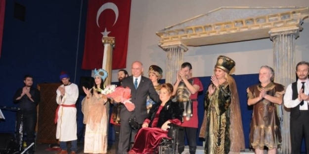 ‘kadın İsterse’ Tekirdağ’da Sahnelendi