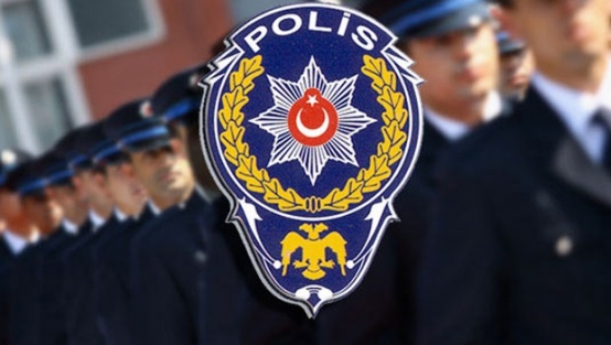 Sevgilisiyle yaşayan polis olamaz!