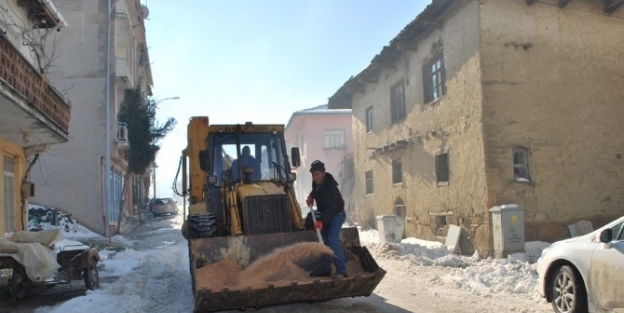 Pazarlar İlçesinde Buzlu Yollar Tuzlanıyor