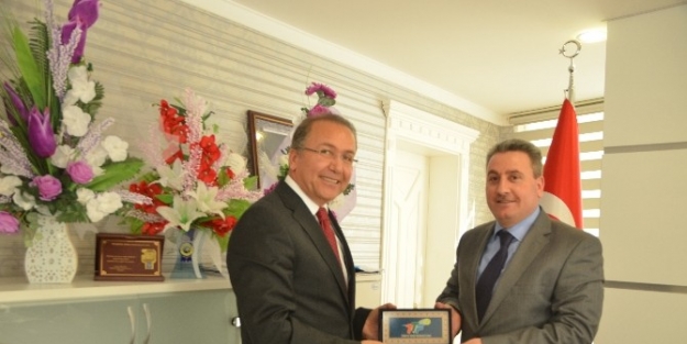 Taşkesenligil’e Teşekkür Plaketi