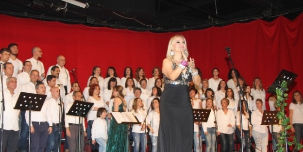 Gaziemir Müzik Korosu Alkış Aldı