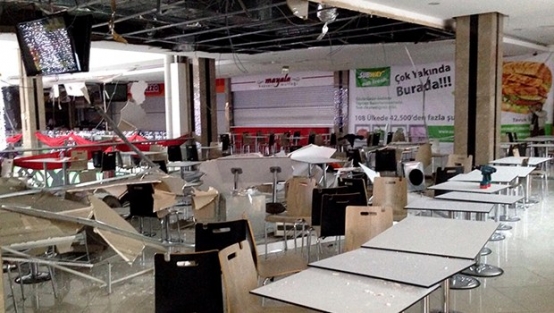 Isparta'da alışveriş merkezinin tavanı çöktü