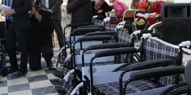Engellilere Tekerlikli Sandalye Dağıtıldı