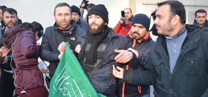 Cumhuriyet gazetesi önünde gözaltı