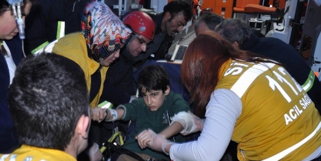 Sınıfın Kapı Kolu, Koluna Saplandı