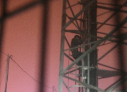 Baz İstasyonuna Çikarak İntihar Girişiminde Bulundu