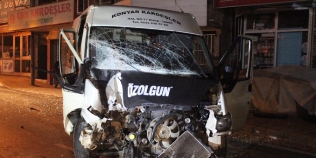 Minibüs Direğe Çarpti: 5 Kişi Yaralandı