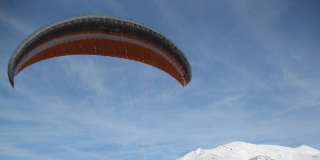 Üniversite Öğrencilerinin İzmir’de Yamaç Paraşütü Keyfi