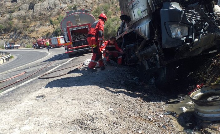 Talihsiz genç yanan TIR'da feci şekilde can verdi!