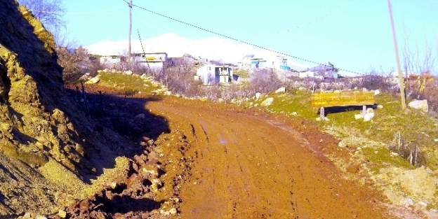 Çamurlu Yola Çözüm Bekleniyor