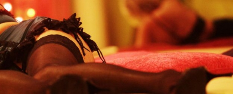 Eşini ve arkadaşını Facebook'tan pazarladı